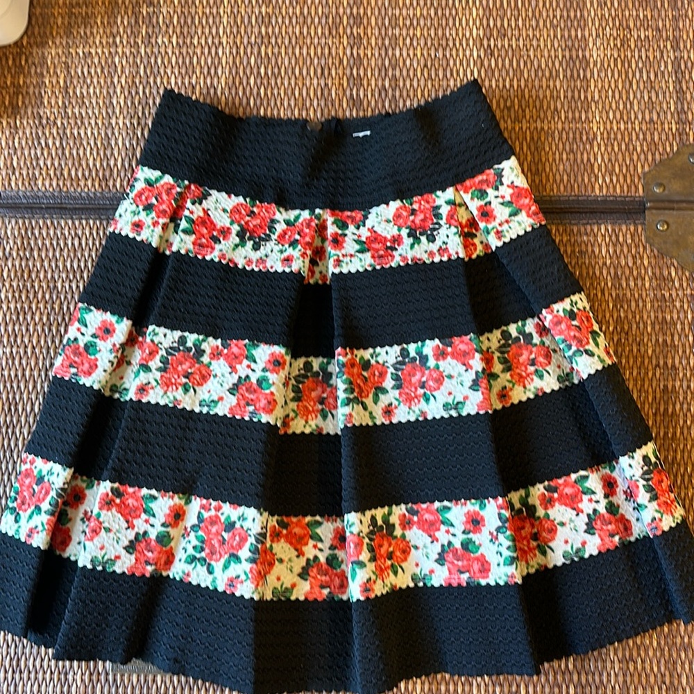 Pleated black skirt with red roses 🌹